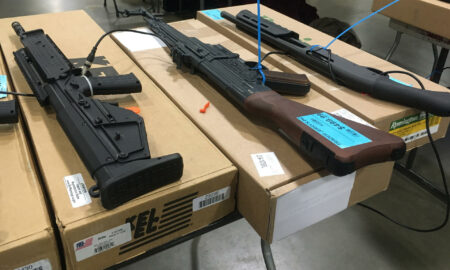 Arrestados cinco hombres en Texas acusados de comprar armas para un cartel en México