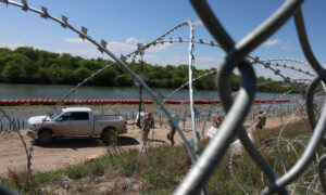 Corte de EEUU bloquea entrada en vigor de ley antiinmigrante de Texas mientras la evalúa