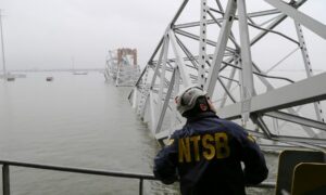 El barco que chocó con el puente de Baltimore tiene contenedores con químicos peligrosos