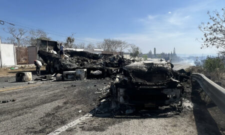 Enfrentamiento de Carteles deja dos muertos y vehículos incendiados en el sur de México