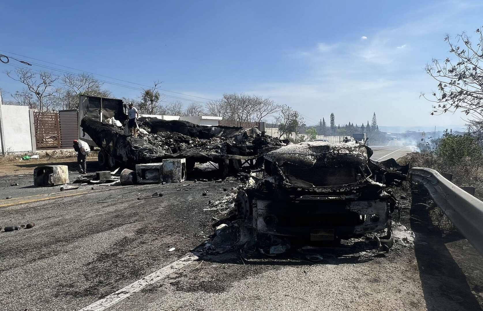 Enfrentamiento de Carteles deja dos muertos y vehículos incendiados en el sur de México