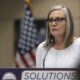 Gobernadora de Arizona veta proyecto de ley que permitía a policías detener indocumentados