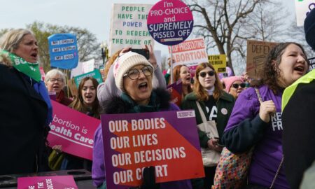 Manifestantes claman contra la restricción de la píldora abortiva ante el Supremo de EEUU