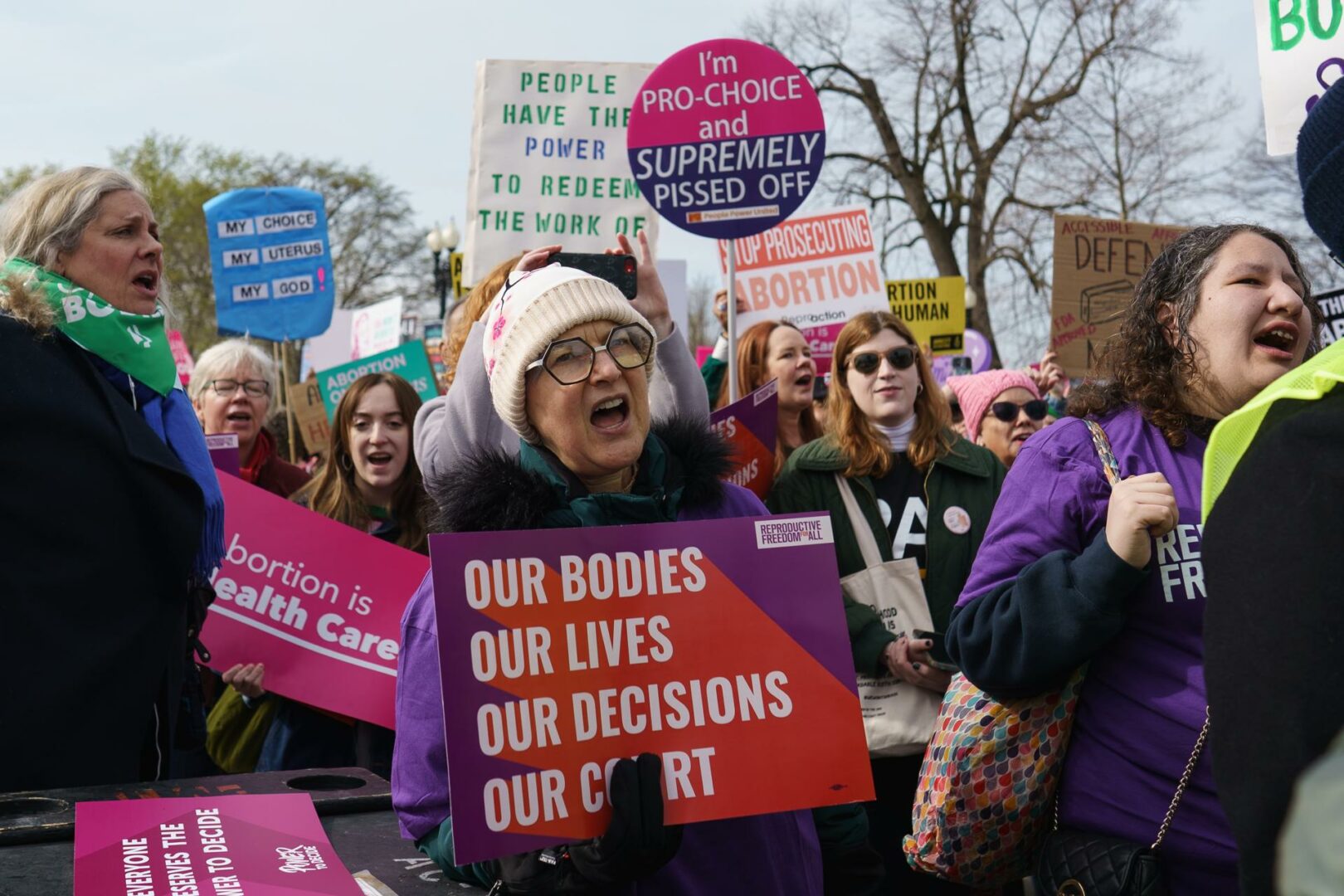 Manifestantes claman contra la restricción de la píldora abortiva ante el Supremo de EEUU