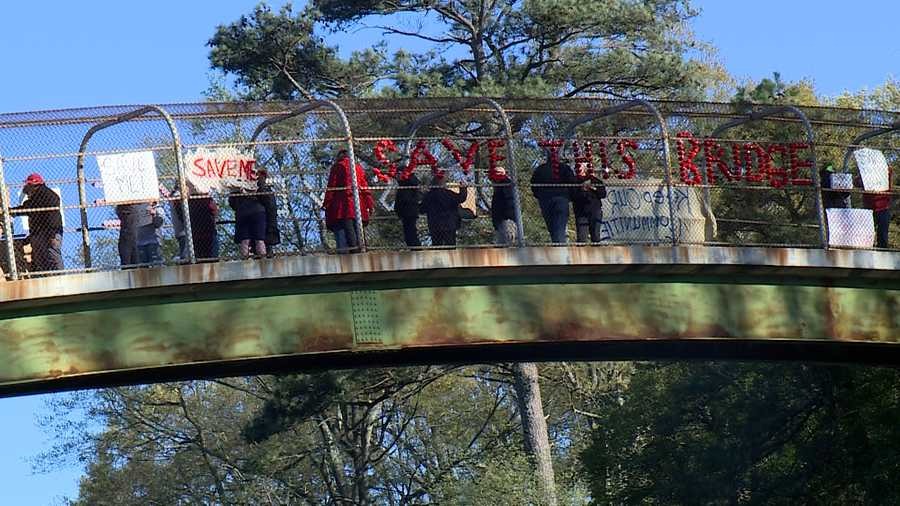 Residentes de Tuscaloosa quieren evitar que se derribe el puente peatonal