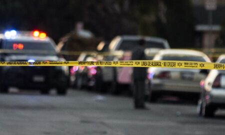 Una joven se mata con un arma que le quita a un policía en estación de Los Ángeles