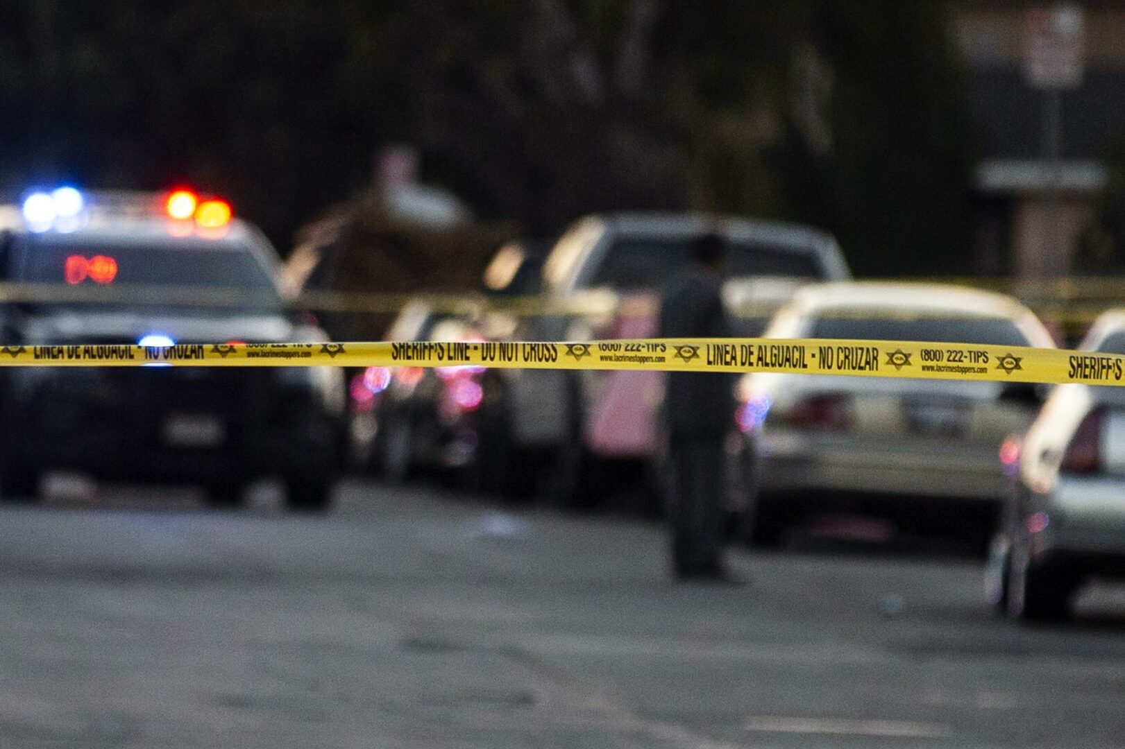 Una joven se mata con un arma que le quita a un policía en estación de Los Ángeles