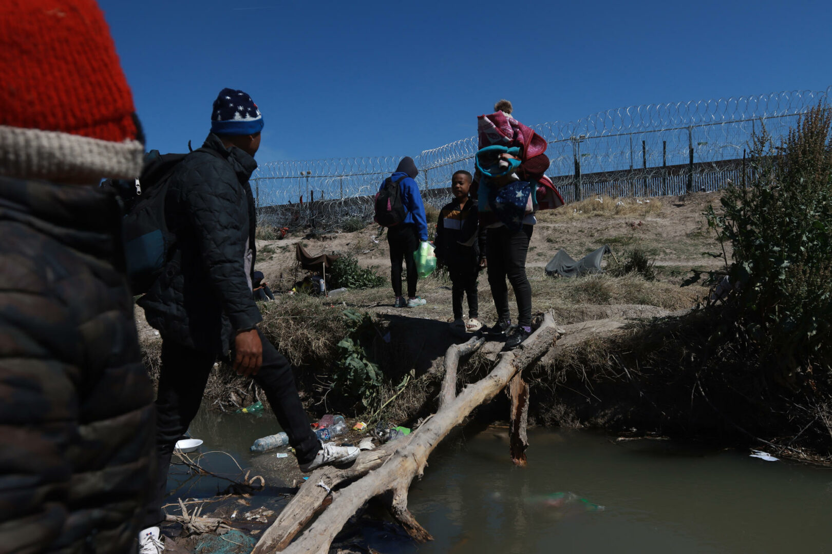 Cruce irregular en la frontera de EEUU-México se mantiene a pesar de ley antiinmigrante