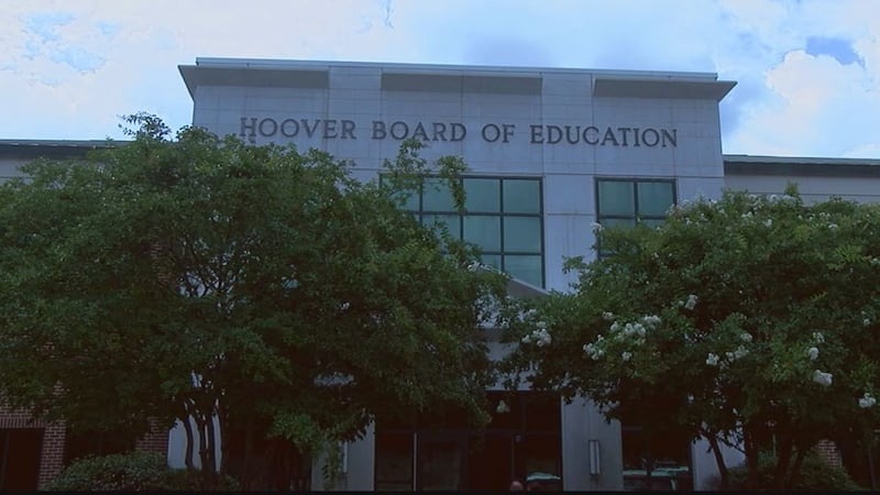 Nueva reacción a la decisión de las escuelas de la ciudad de Hoover de prohibir dos libros electrónicos