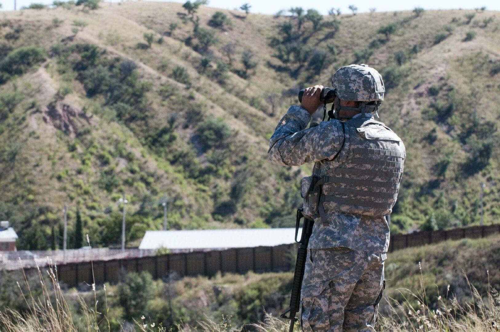 Texas investiga a un soldado asignado a la frontera que supuestamente disparó hacia México