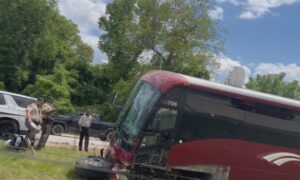 Autobús chárter que transportaba a 40 personas se estrella en la I-59 NB