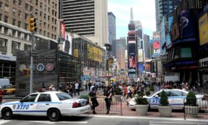 Condenado a 27 años de cárcel el agresor de tres policías en Times Square la Navidad 2022