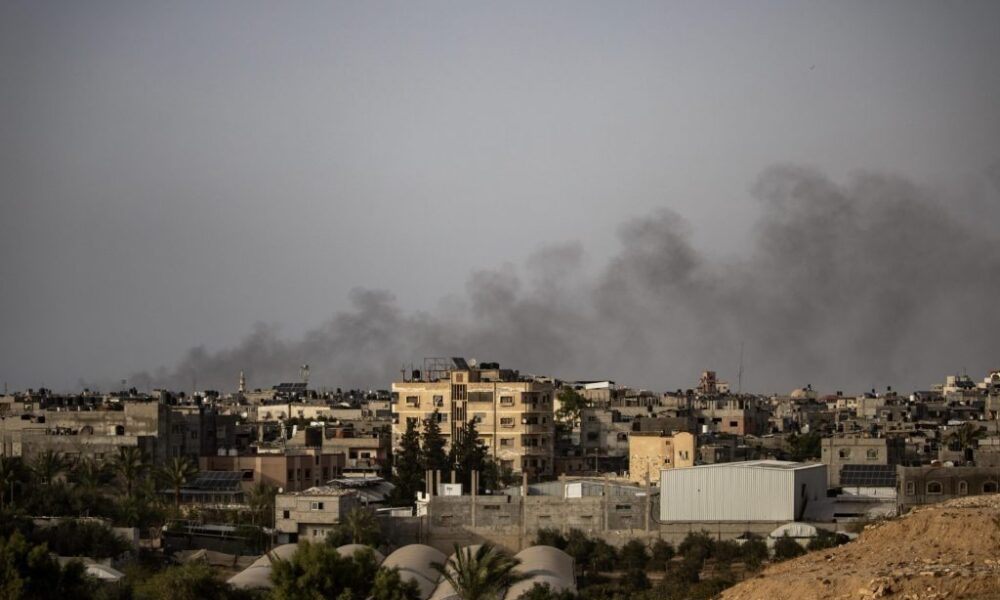 Israel dice que seguirá negociando un alto el fuego mientras bombardea el este de Rafah