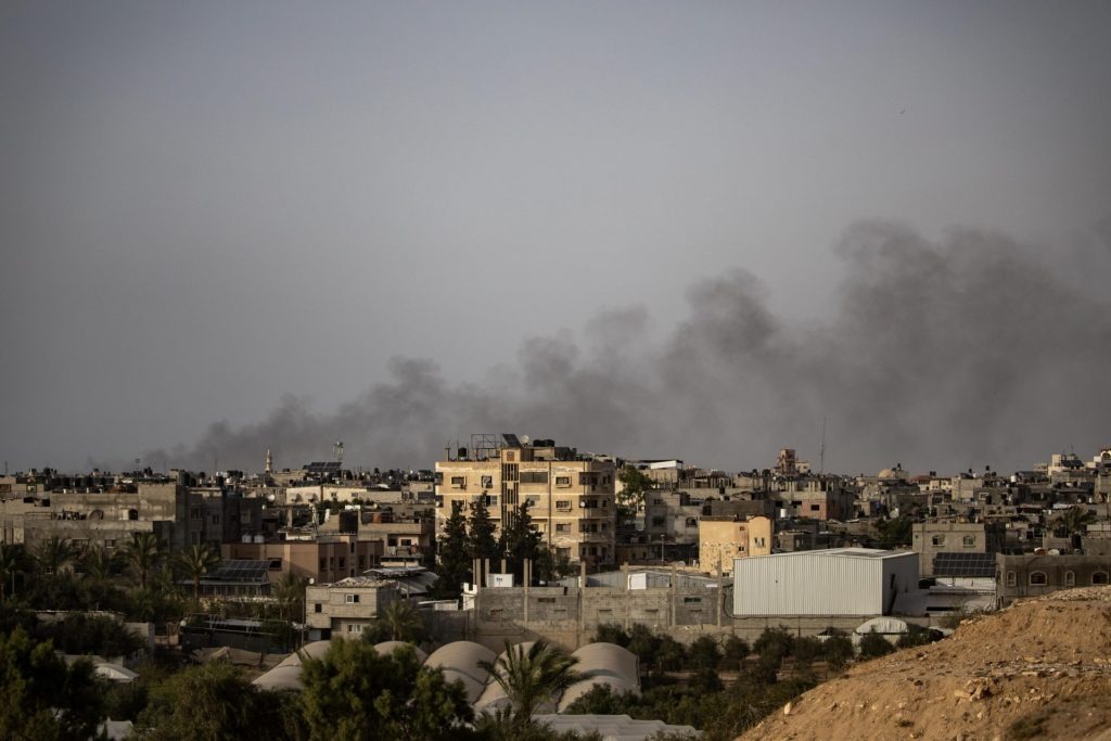 Israel dice que seguirá negociando un alto el fuego mientras bombardea el este de Rafah