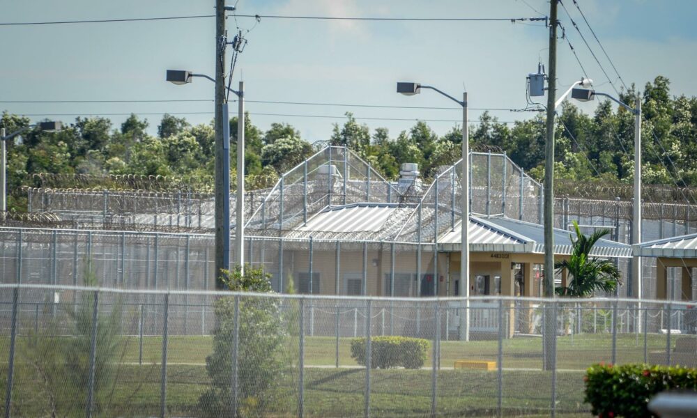 Presentan queja por “negar acceso a abogados y alimentos” a migrantes en cárceles de ICE